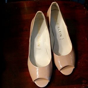 Ladies Anne Klein peep toe Heels, Tan Sz 9M